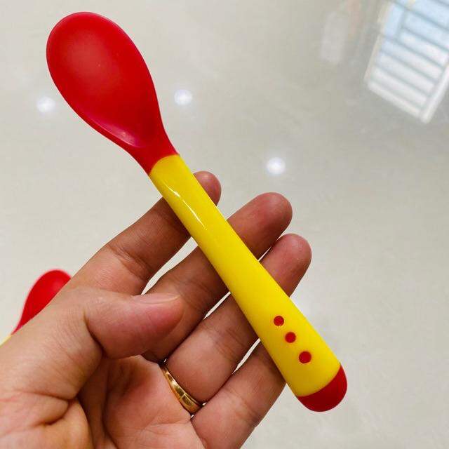 Thìa ăn dặm báo nóng cho bé yêu