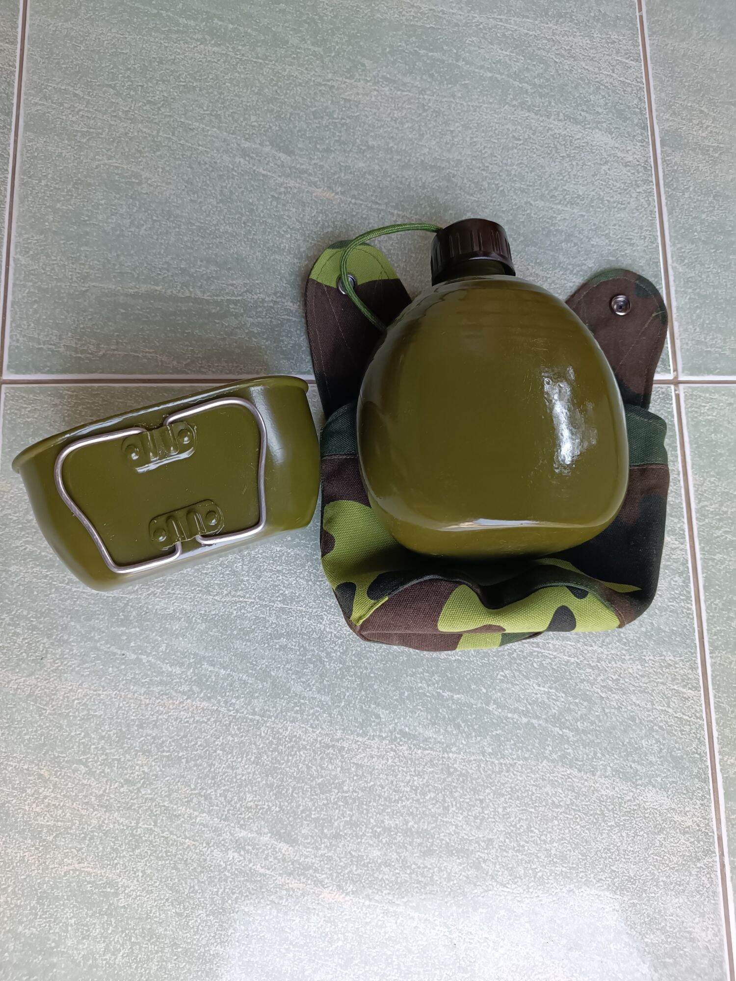 Bi đông đựng nước có ca và túi đựng