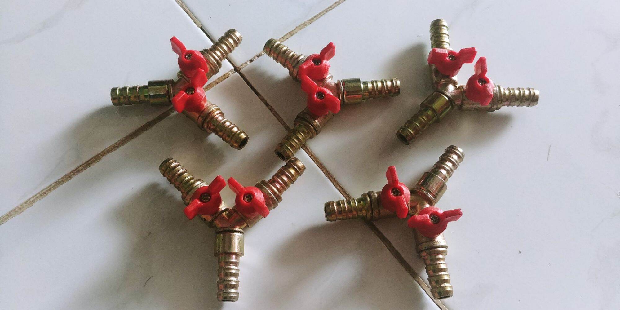 1 CÁI Y CHIA DÂY GAS RA 2 BẾP GAS CÓ VAN KHÓA.TẶNG KÈM 3 ĐAI SIẾT.