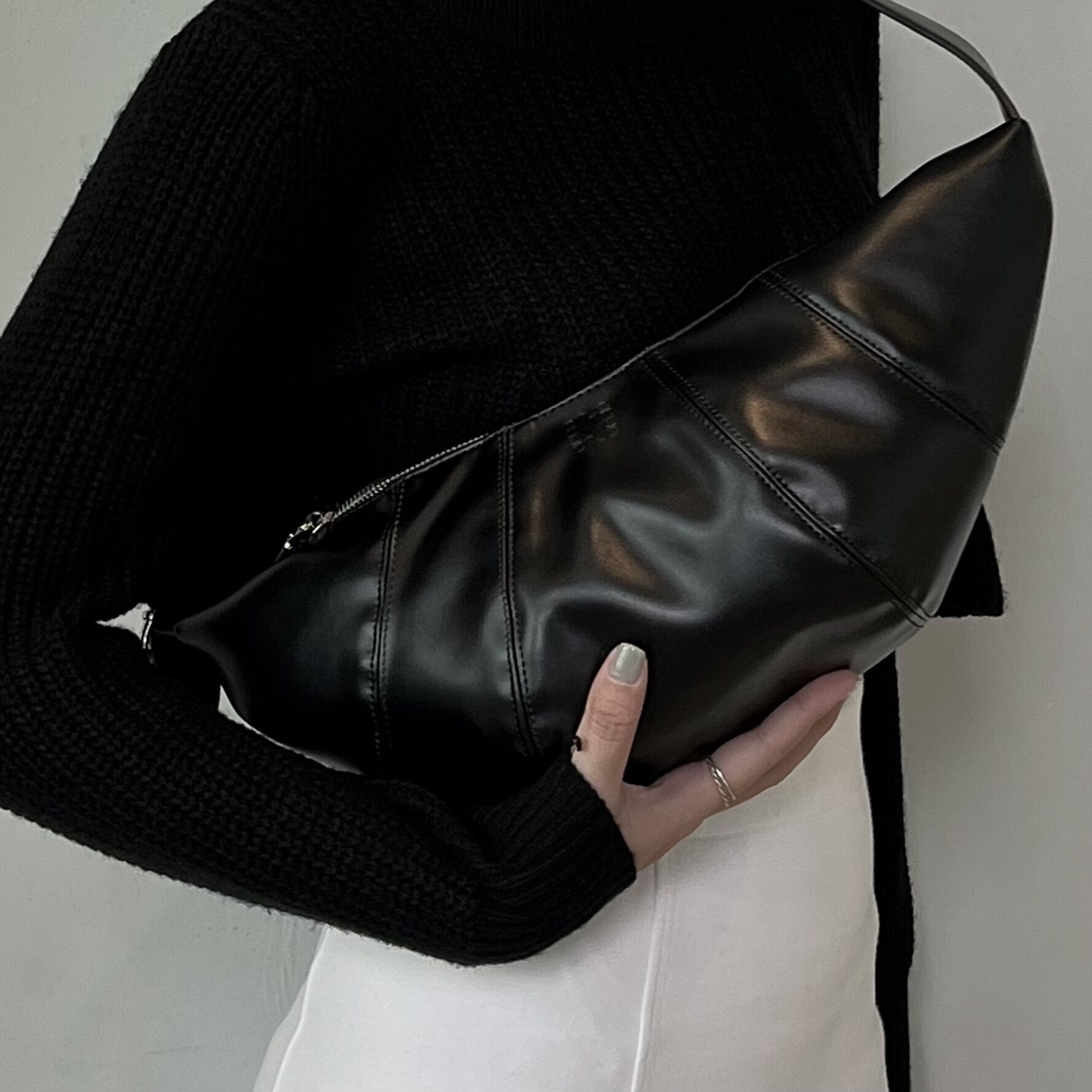 Arya | túi xách đeo chéo thiết kế - croissant crossbody bag - màu đen - ba015