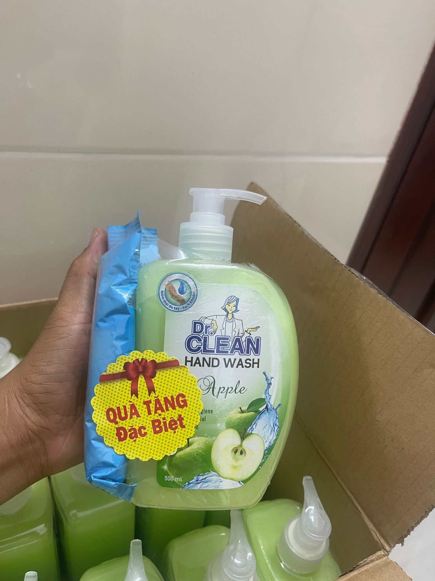 Sữa rửa tay Dr Clean 500ml Hương Táo - tặng kèm khăn ướt cao cấp 20 tờ