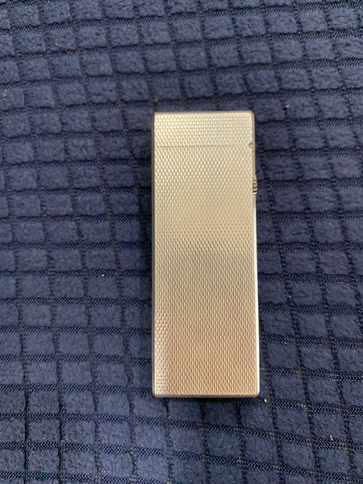 Bật lửa Dunhill bọc bạc khối.