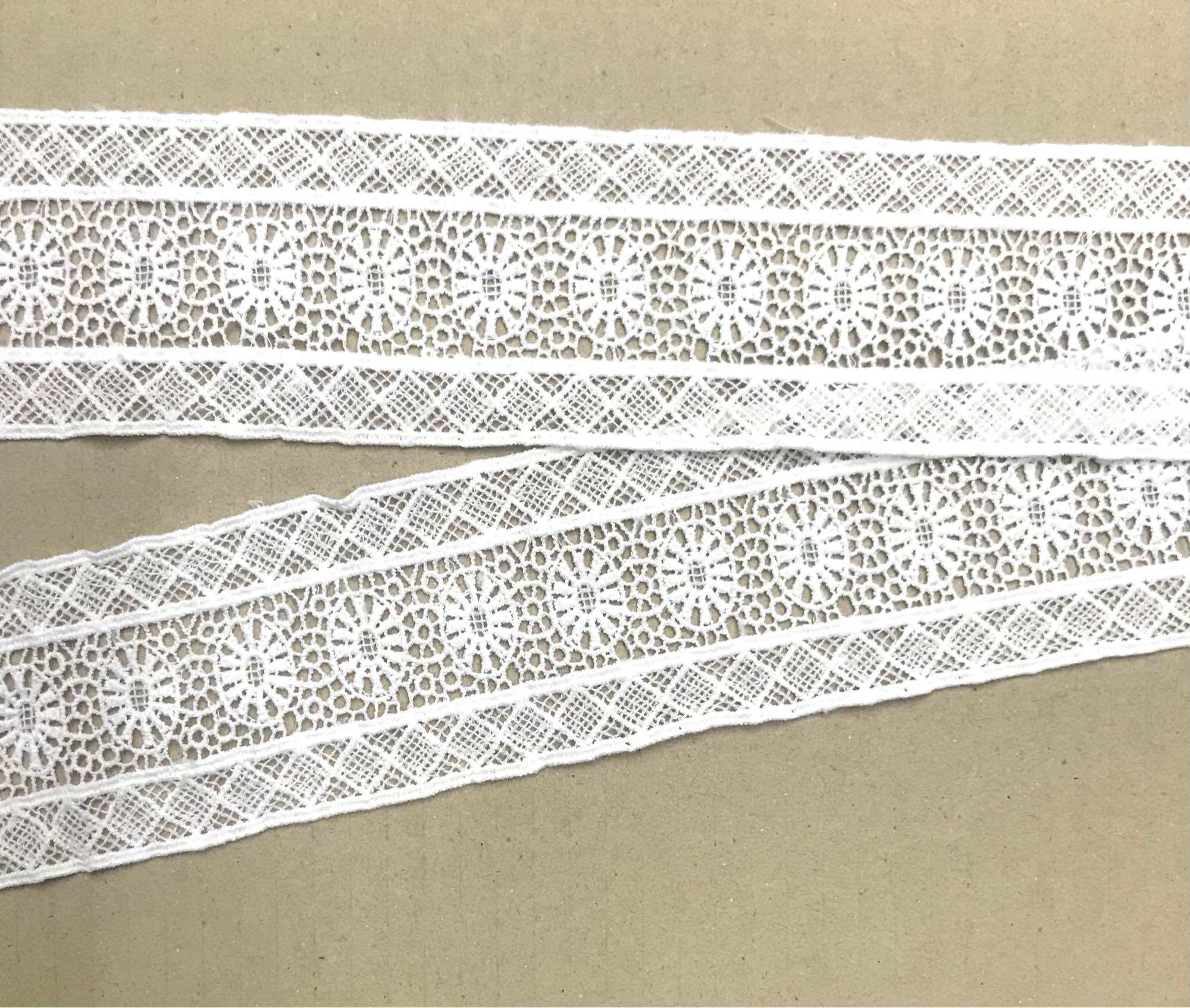 1 mét ren cotton trắng.