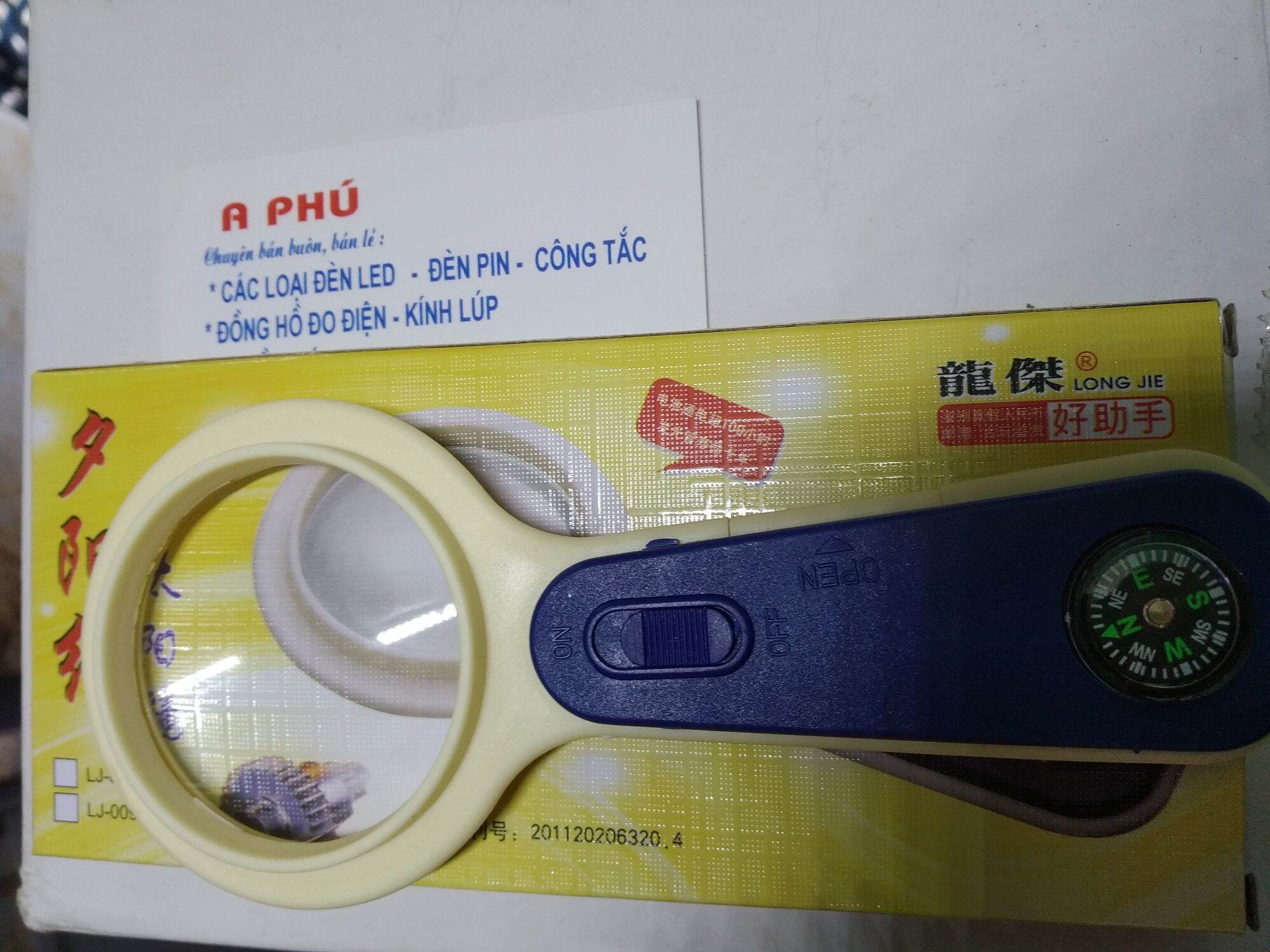 Kính lúp cầm tay có đèn