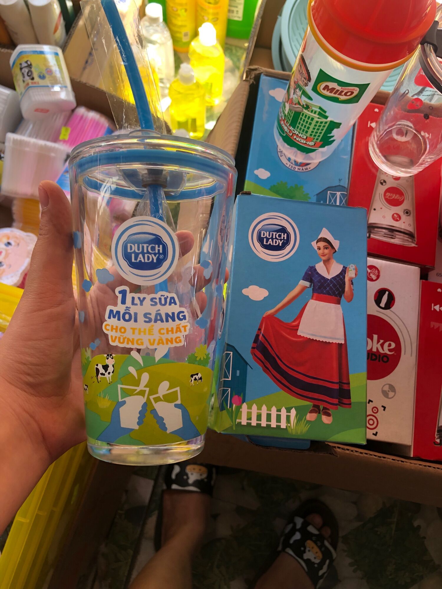 Ly thuỷ tinh cô gái hà lan được tặng ống hút- ly cocacola