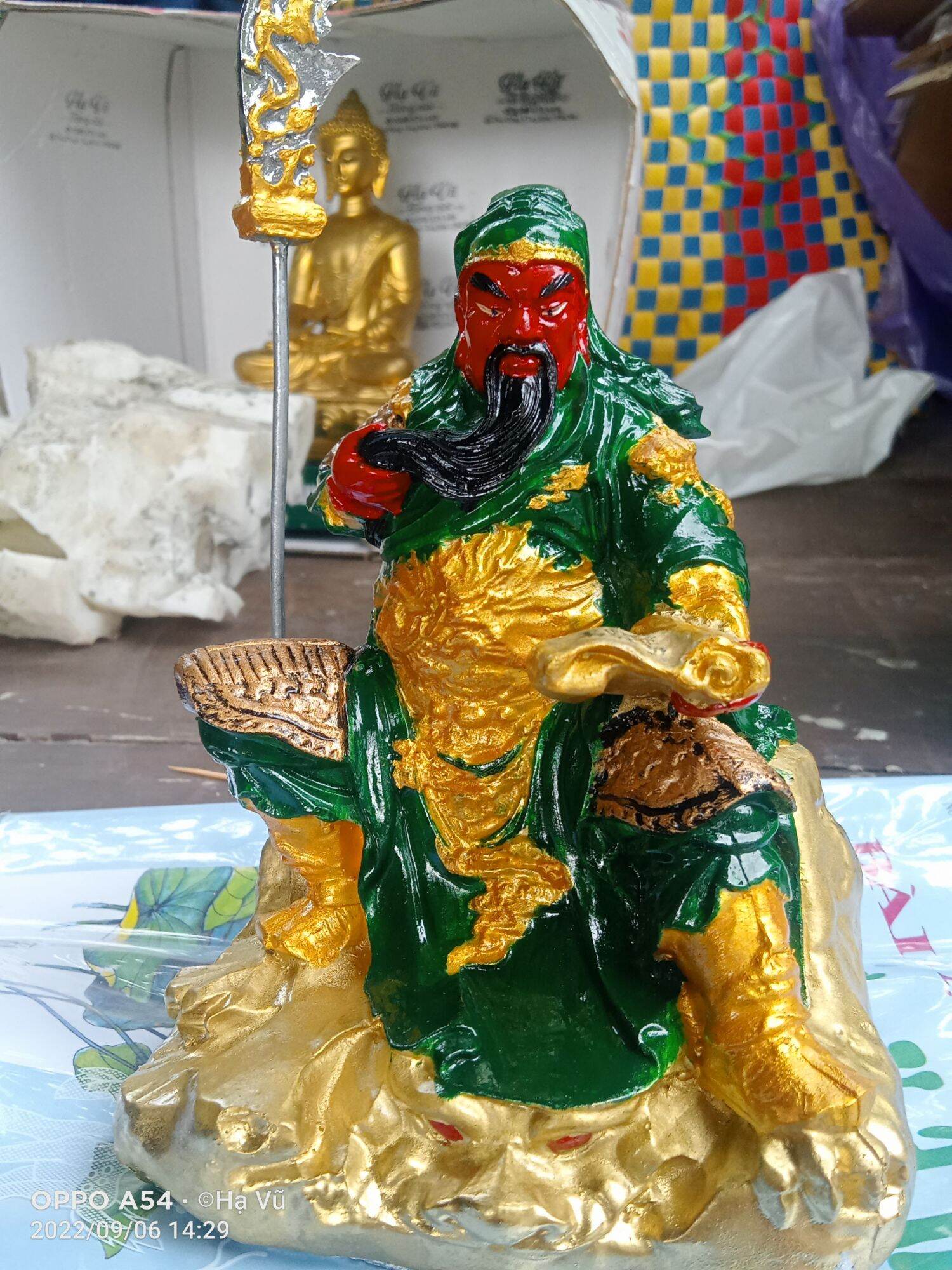 Tượng Quan Công Đọc Sách . quan công cầm sách