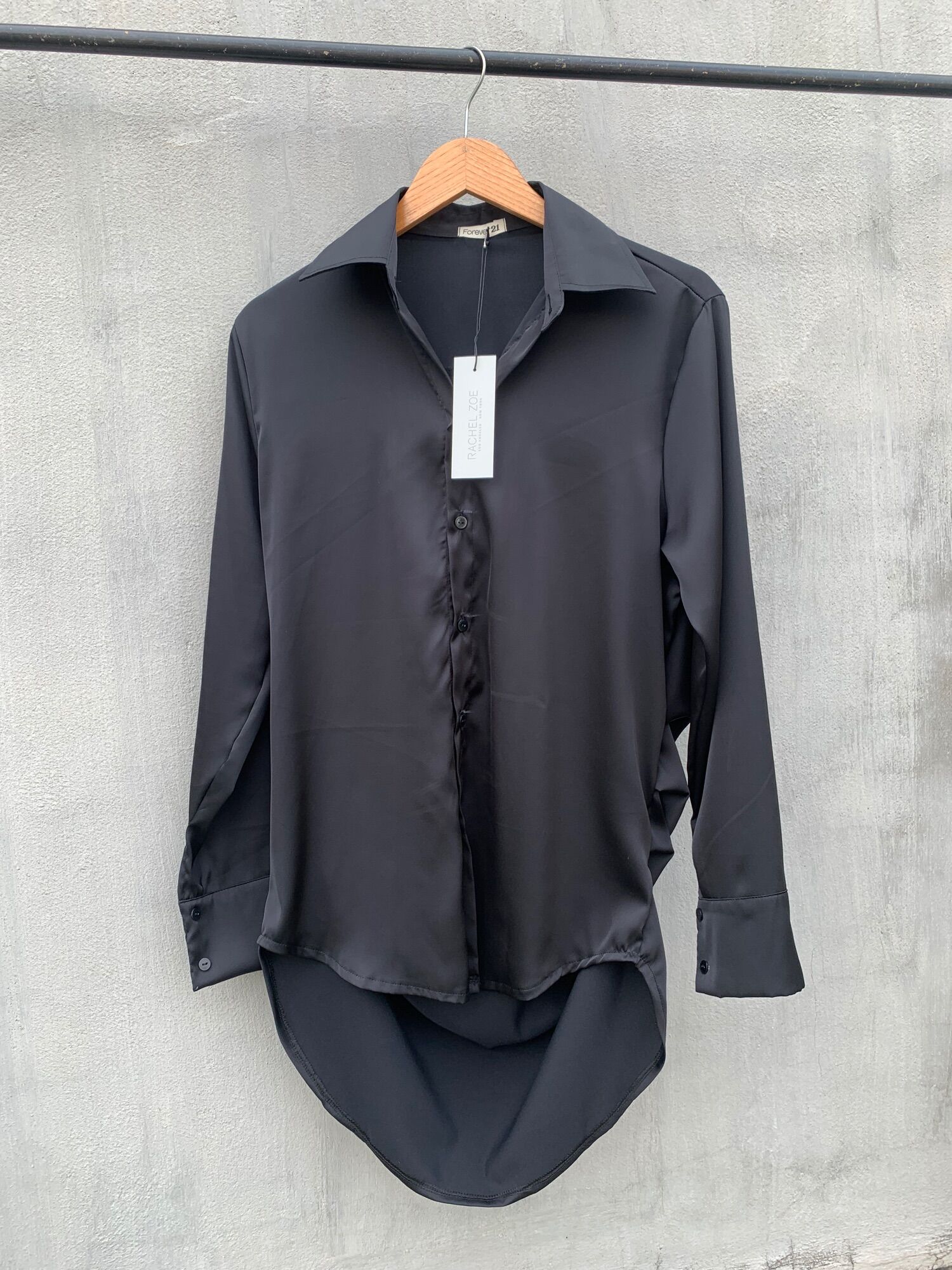 Áo sơ mi lụa phom rộng oversize giấu quần