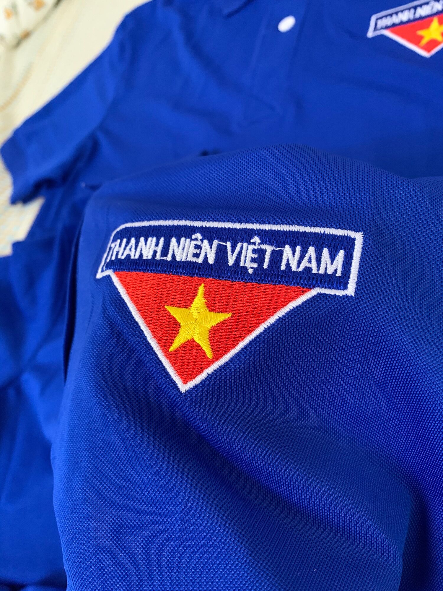 ÁO THUN ĐOÀN CHẤT POLY LOGO THÊU CO GIÃN 4 CHIỀU