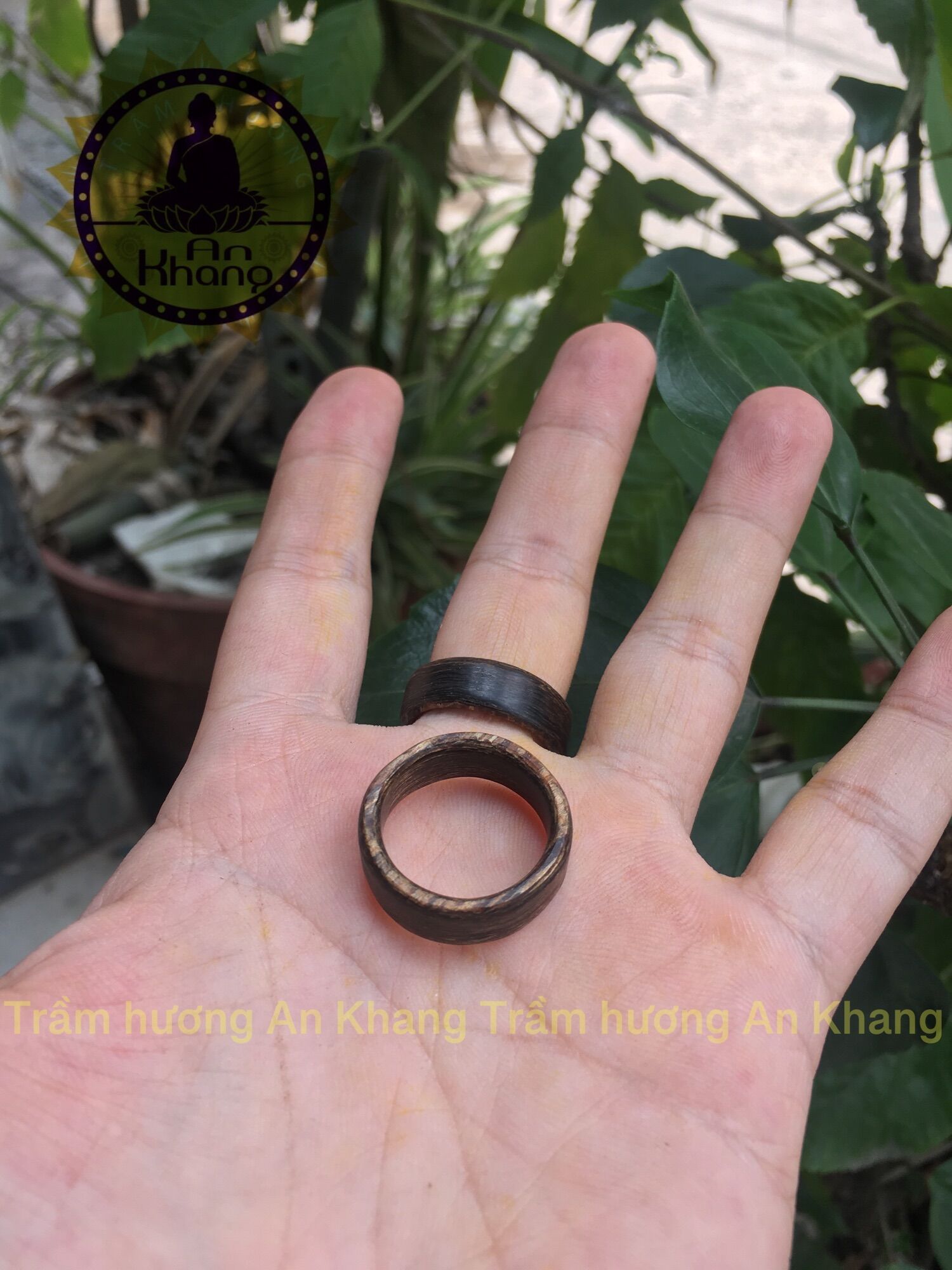 Nhẫn trầm sánh chìm bản nhỏ