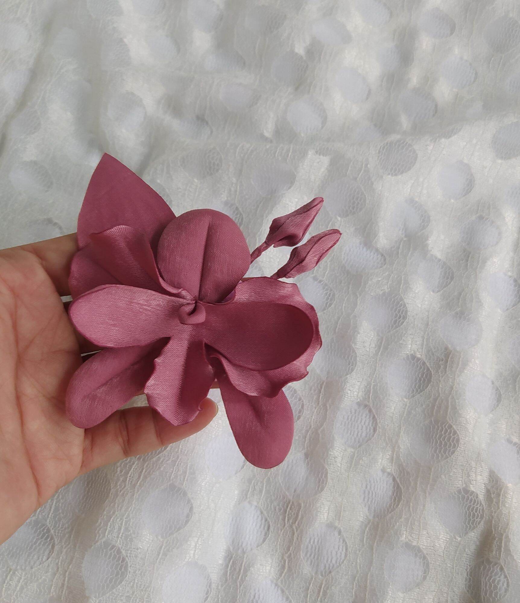 Hoa lan cài áo handmade Canto màu hồng