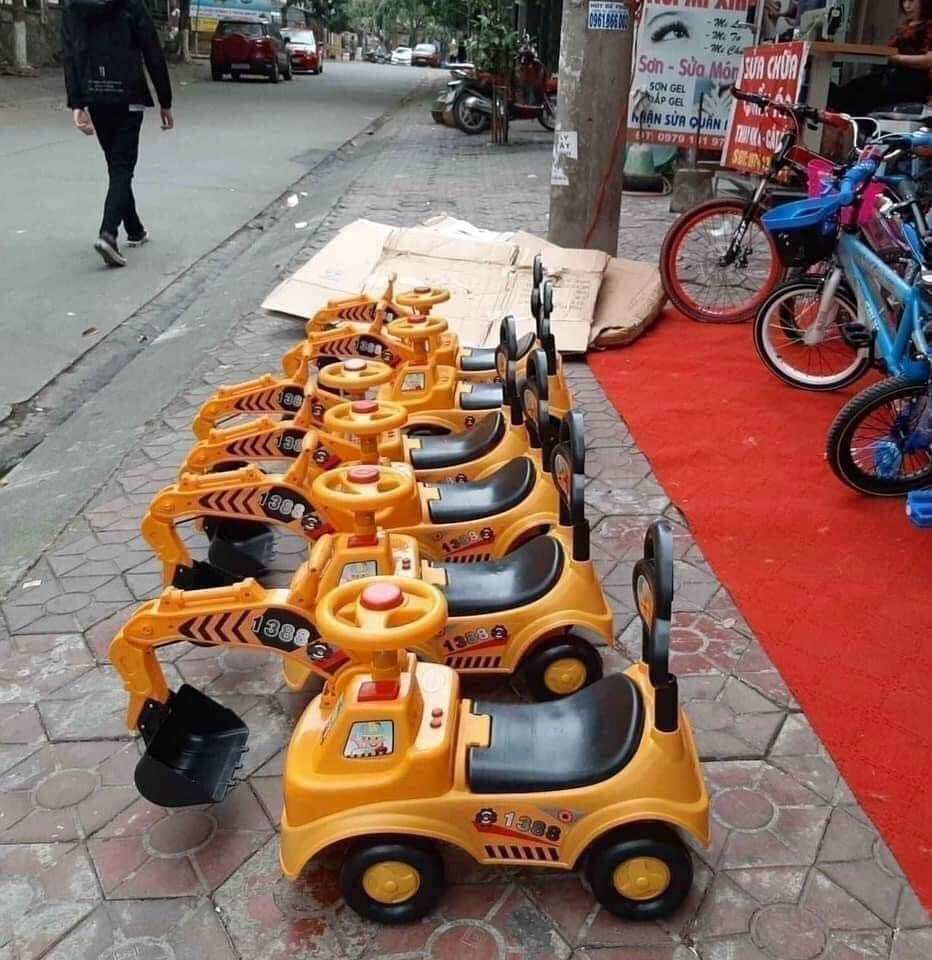 xe cẩu ngồi cho bé