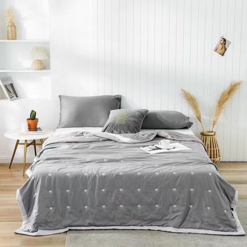 Chăn lụa thêu tim mềm mịn, thoáng mát