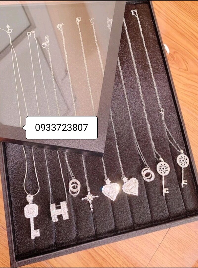 Hộp trưng dây chuyền có nắp