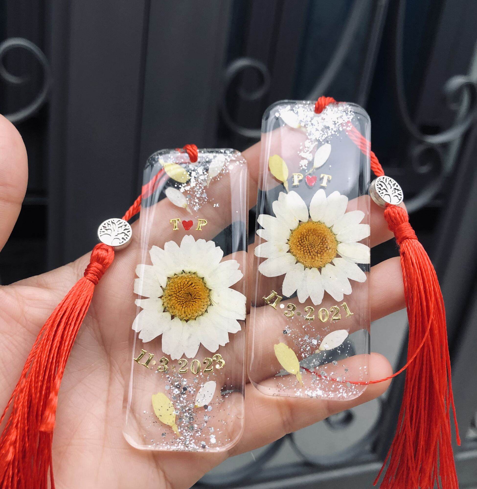 Thẻ đánh dấu sách hoa thật (thêm tên theo yêu cầu ) key chain handmade epoxy Resin