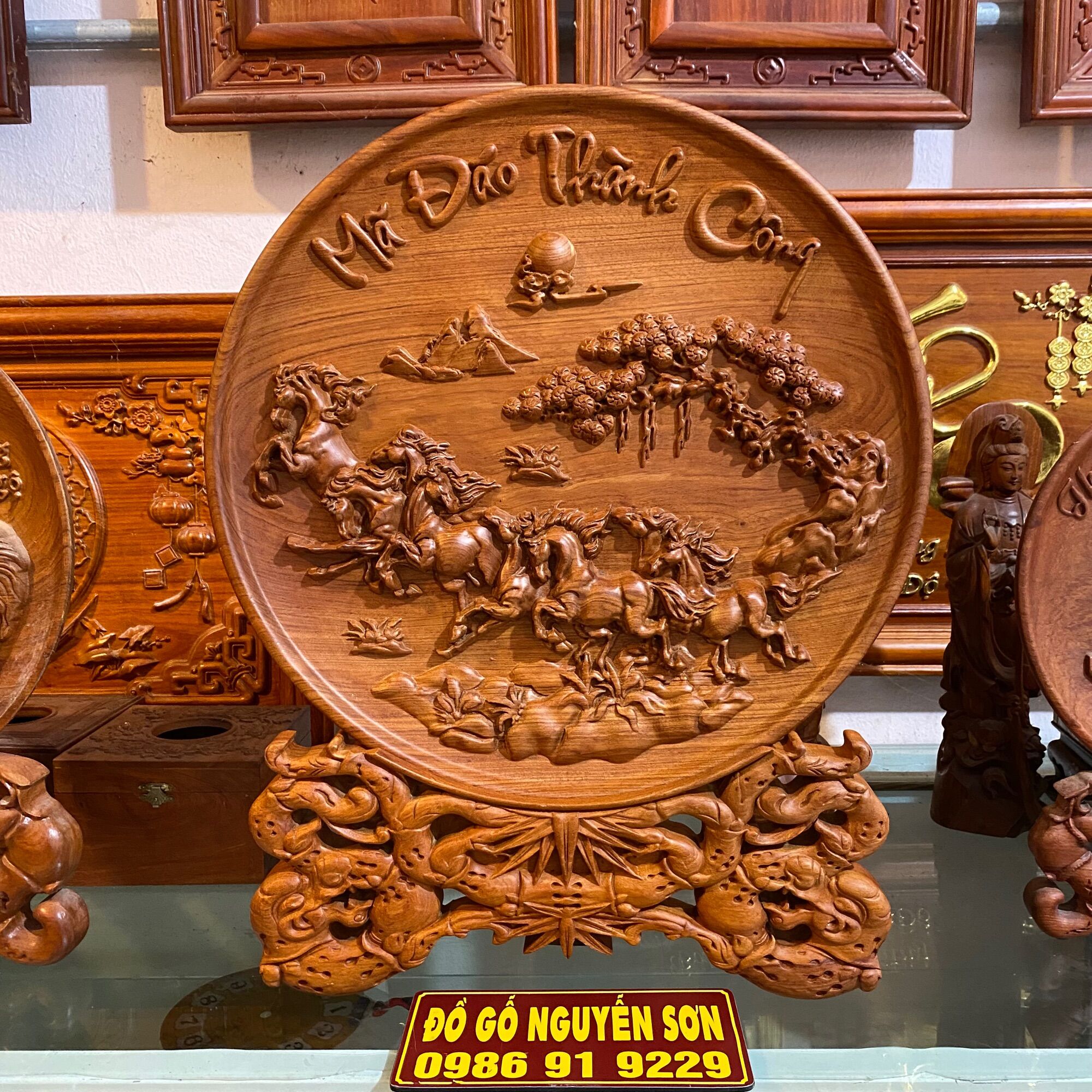Đĩa phong thuỷ mã đáo thành công gỗ hương đá - đk 40cm