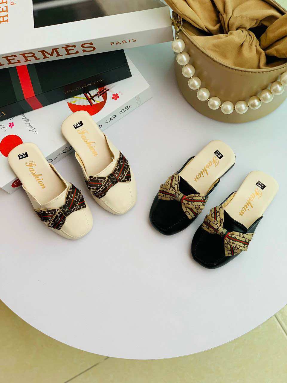 Sục bé gái nơ xinh