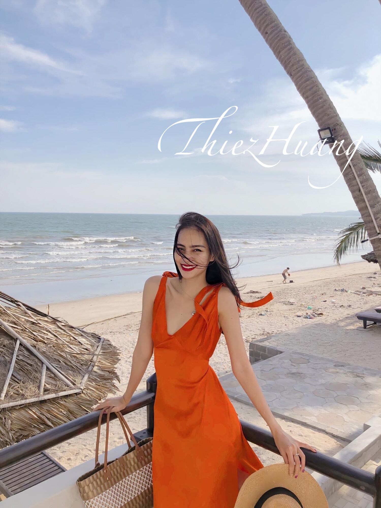 Đầm maxi lụa dáng dài hở lưng , trẻ trung