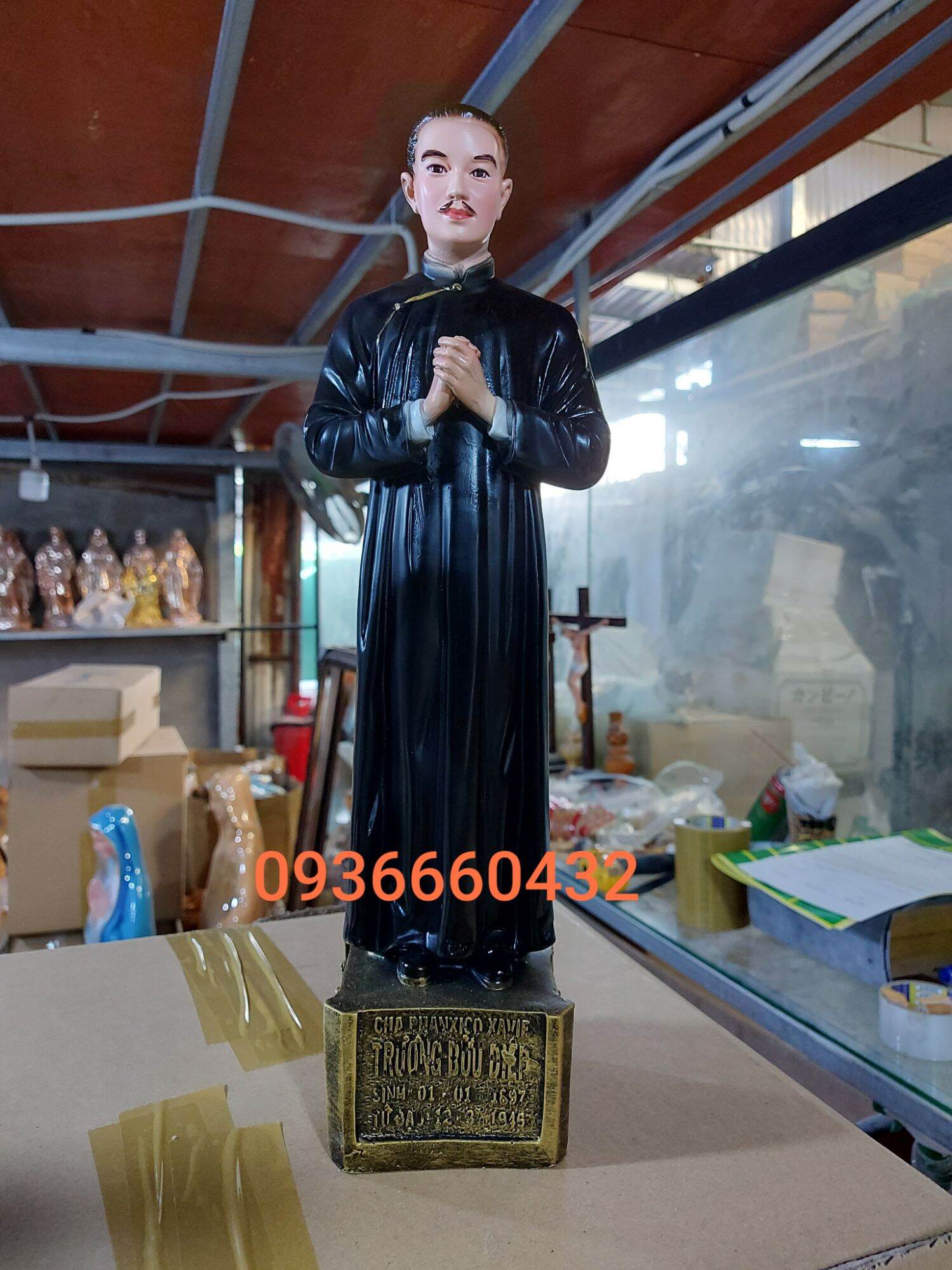 Tượng Cha Trương Bửu Diệp 45cm áo đen chất liệu poly composite - quà tặng công giáo