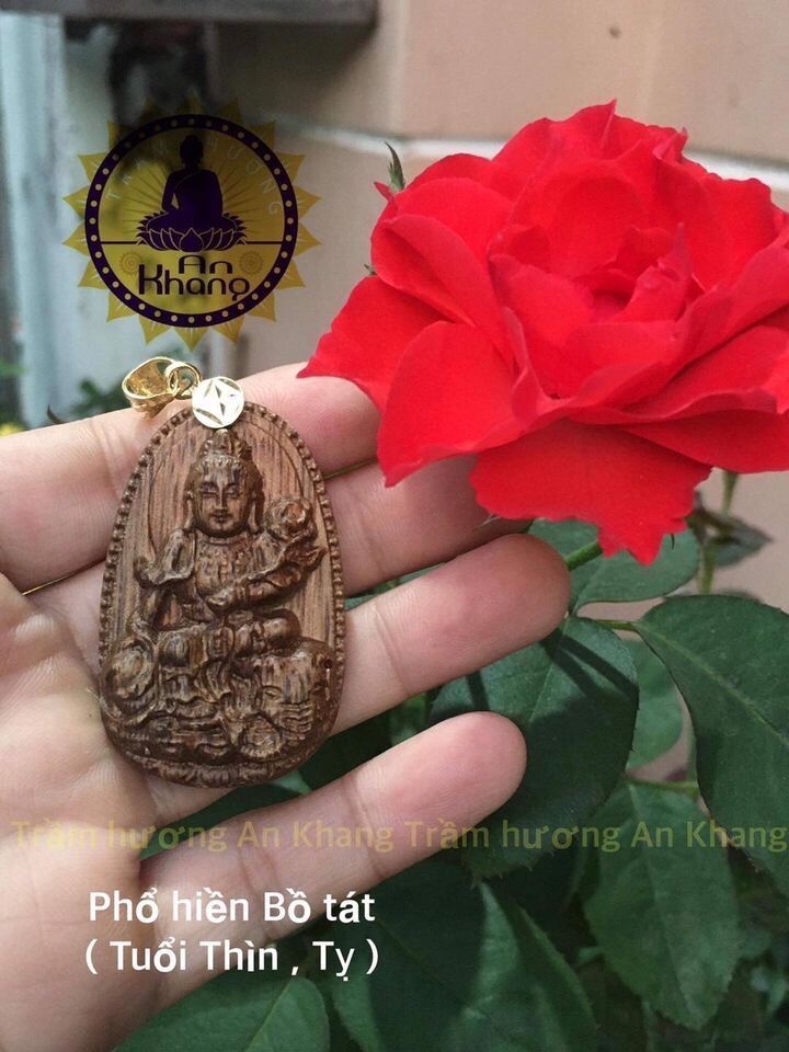 Mặt bản mệnh trầm tốc tự nhiên.