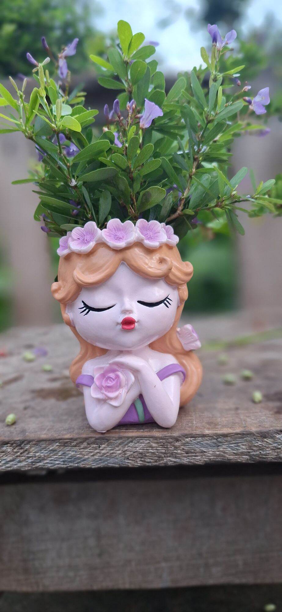 bình cắm hoa cô gái