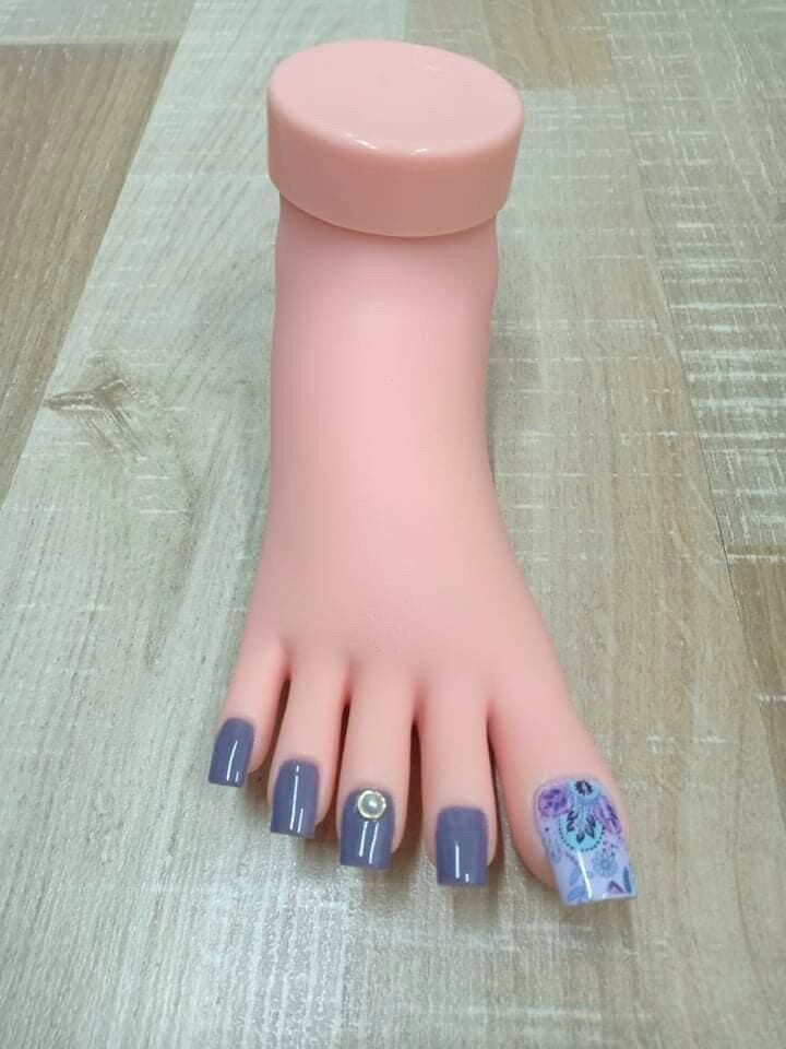 bàn chân silicon lên mẫu thực hành nail