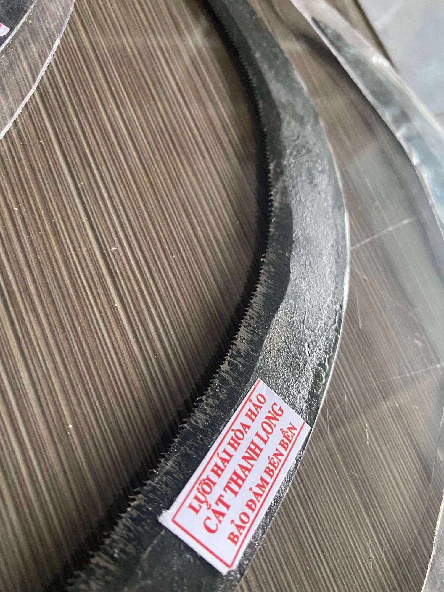 Liềm cắt cỏ cắt hanh long