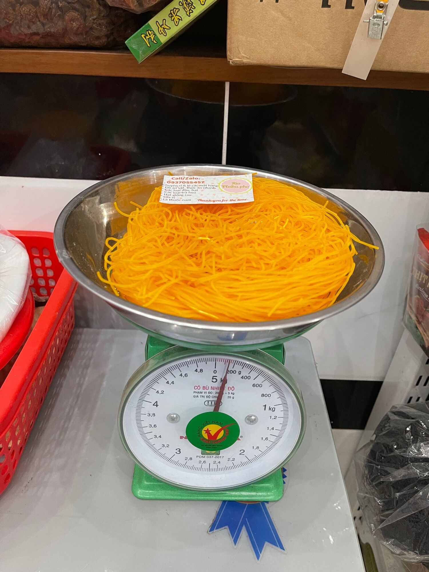 1 vắt mì vàng khoanh (chiên giòn)