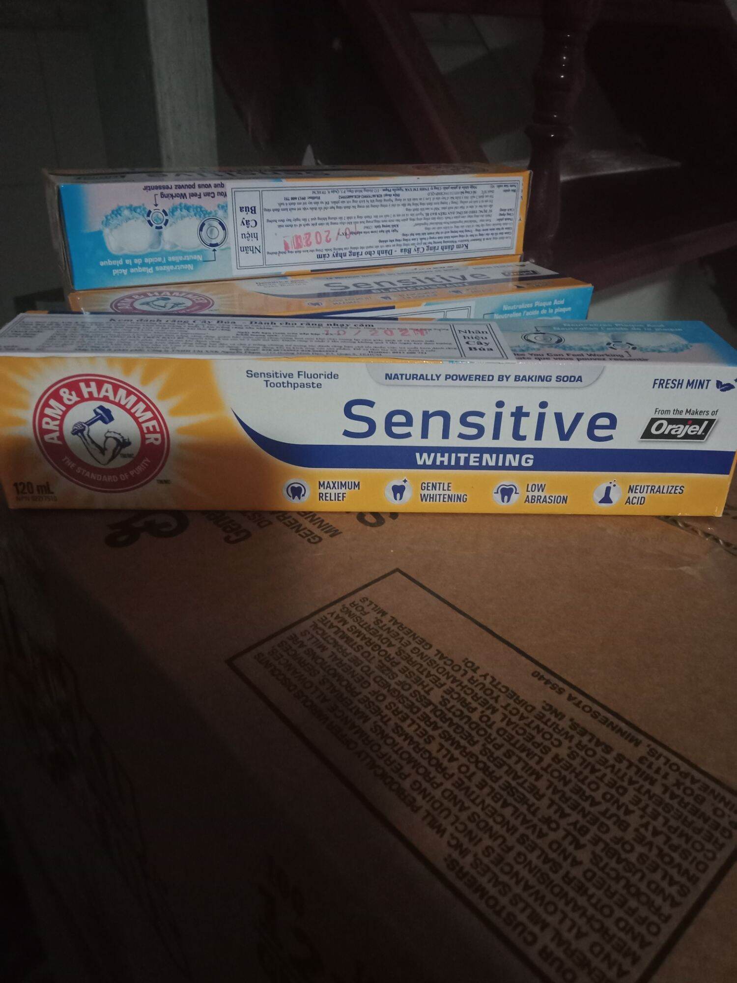 Kem đánh răng Sensitive Whitening hiệu Arm& Hammer Mỹ- 120 gram dành cho răng nhạy cảm