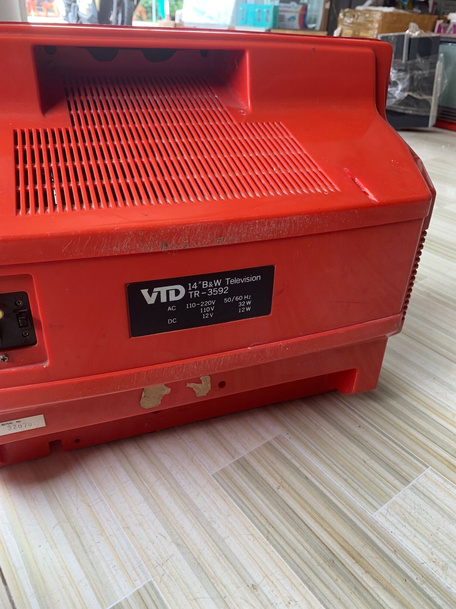 Tivi đỏ xưa trưng bày 14in