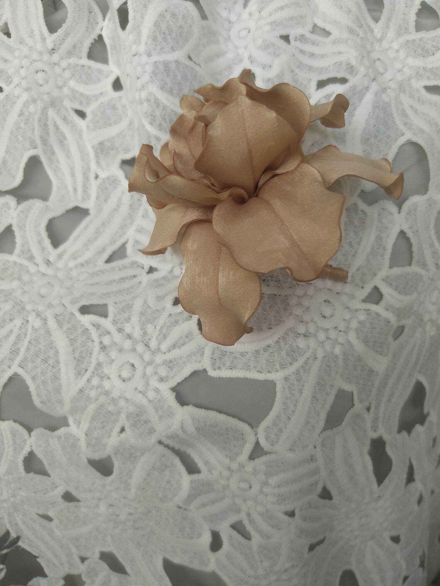 Hoa diên vĩ cài áo handmade Canto màu nu