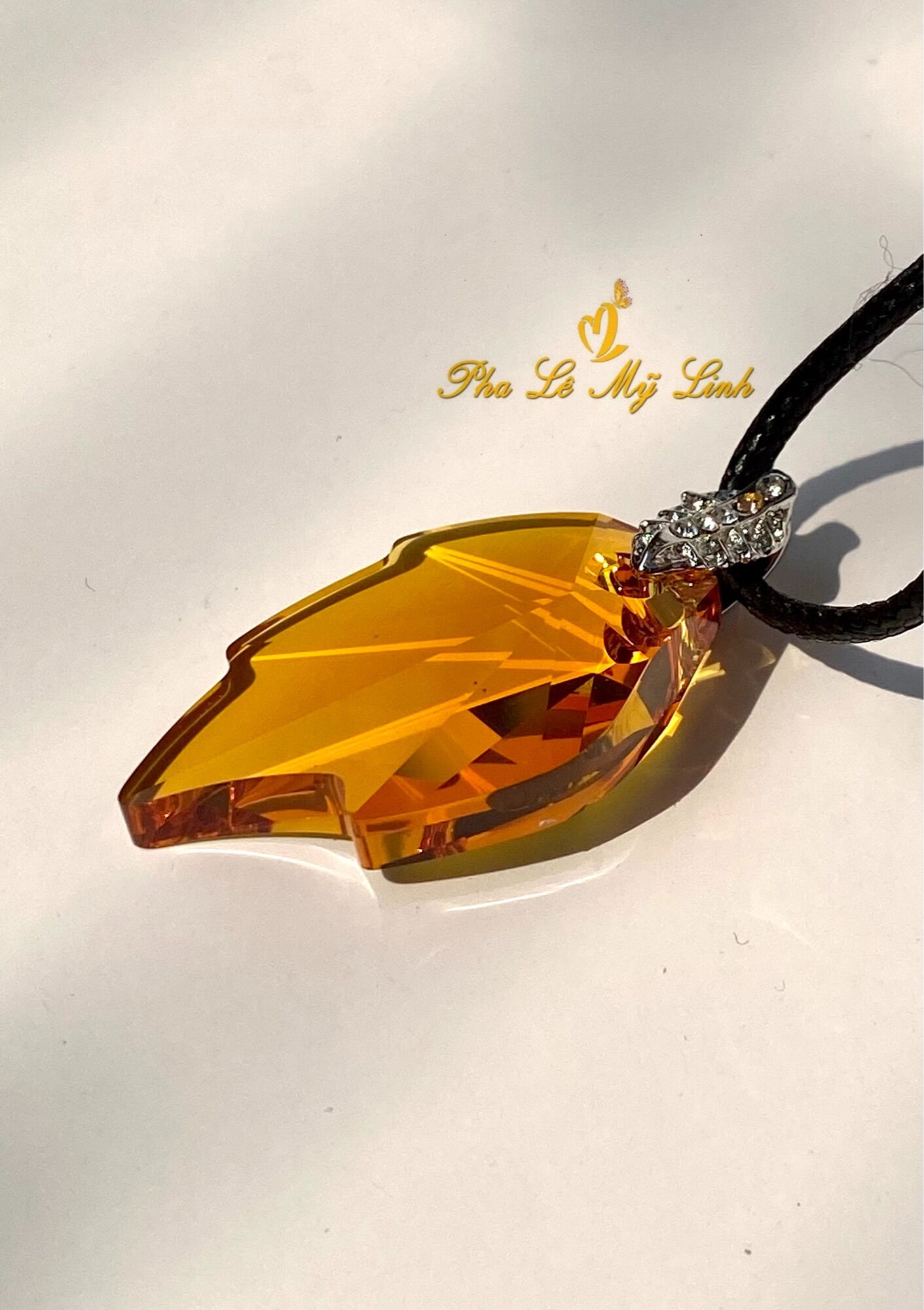 Mặt dây pha lê Swarovski chiếc lá