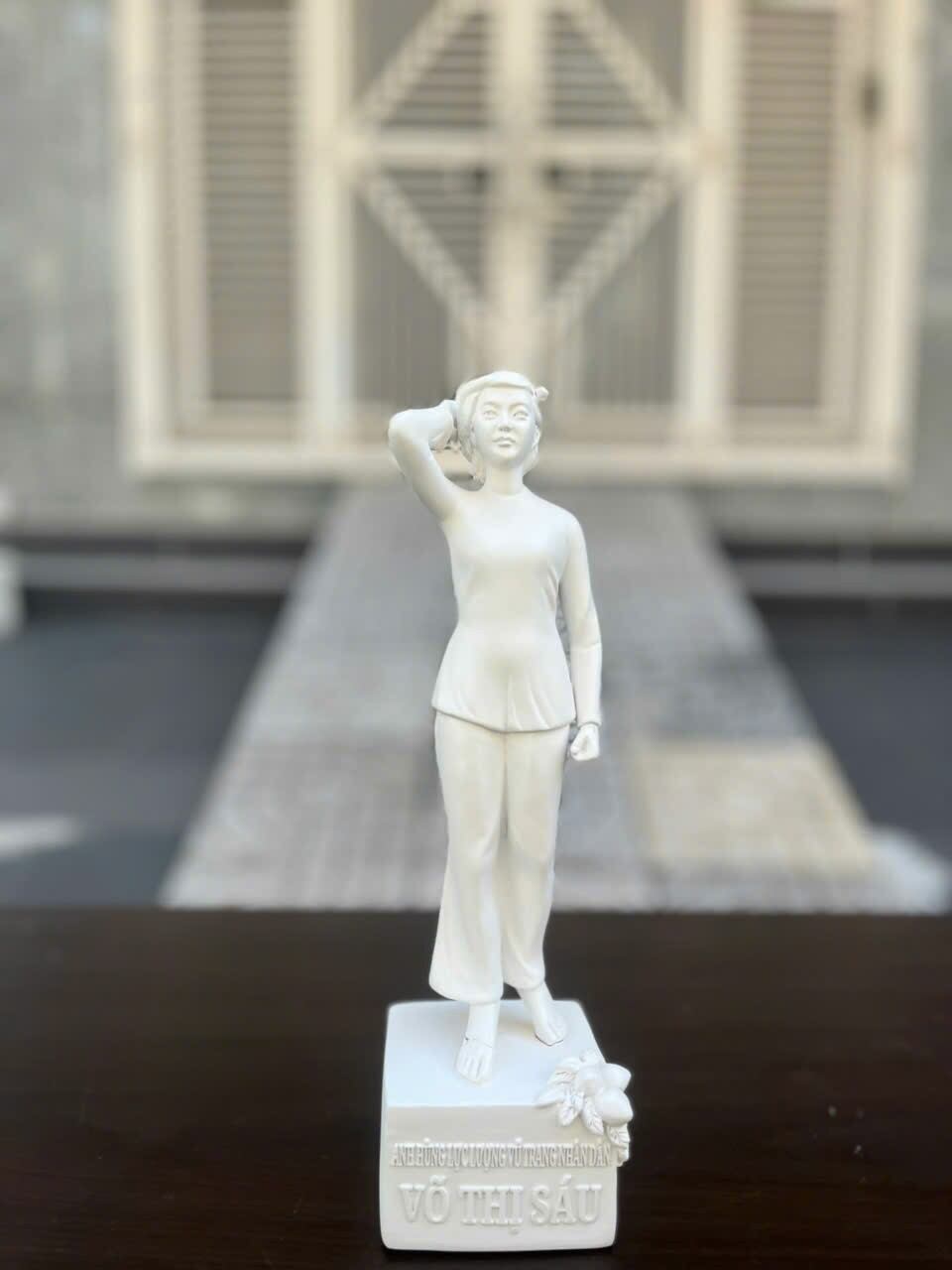 Tôn Tượng Cô Võ Thị Sáu 30cm