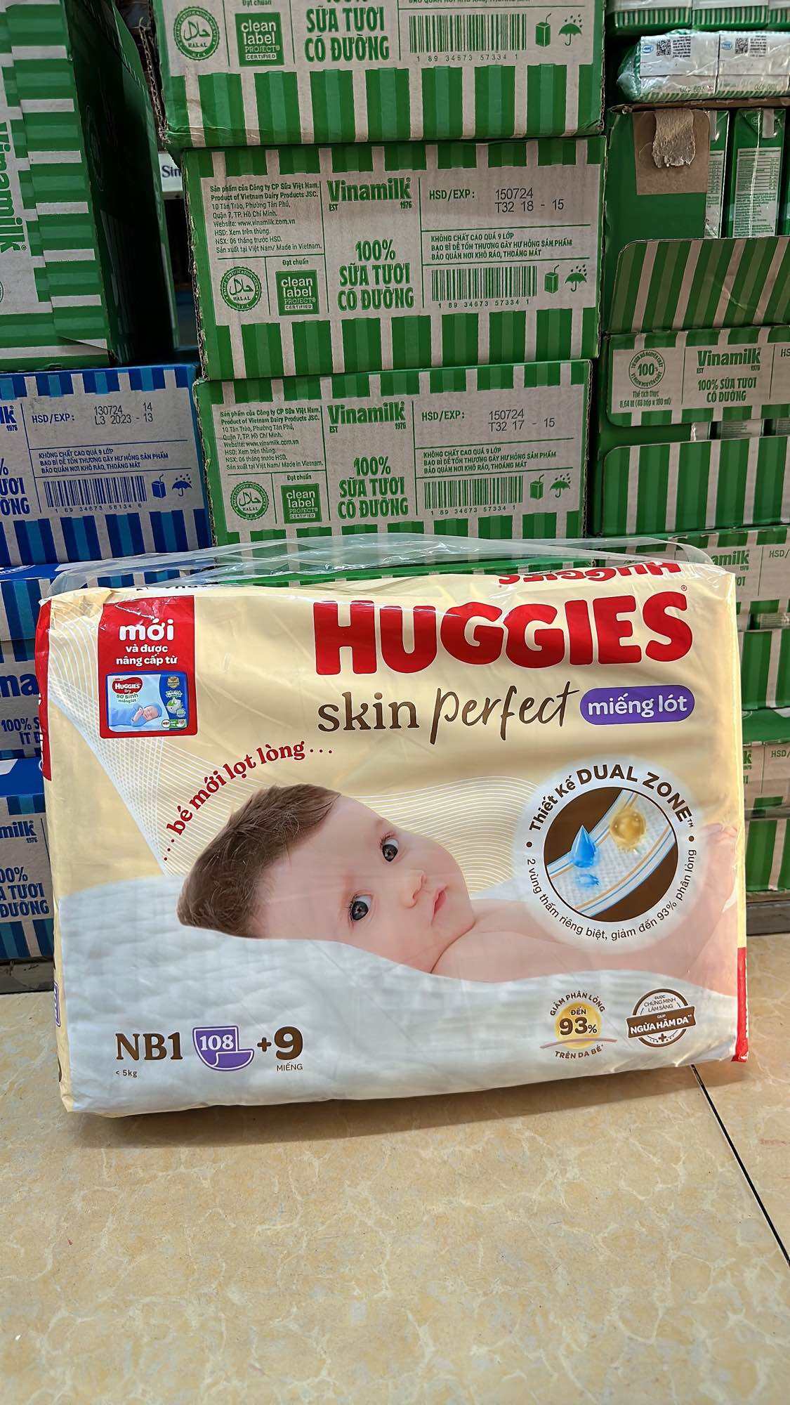 [Tặng 9 miếng] Miếng lót sơ sinh Huggies NB1 - 108 miếng (Cho bé dưới 5kg)