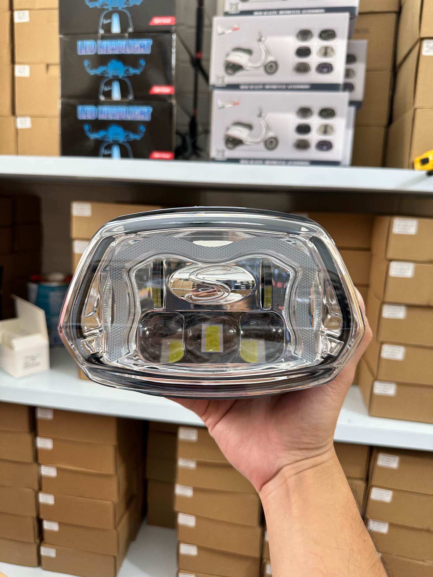 Đèn pha led chữ M cho vespa sprint