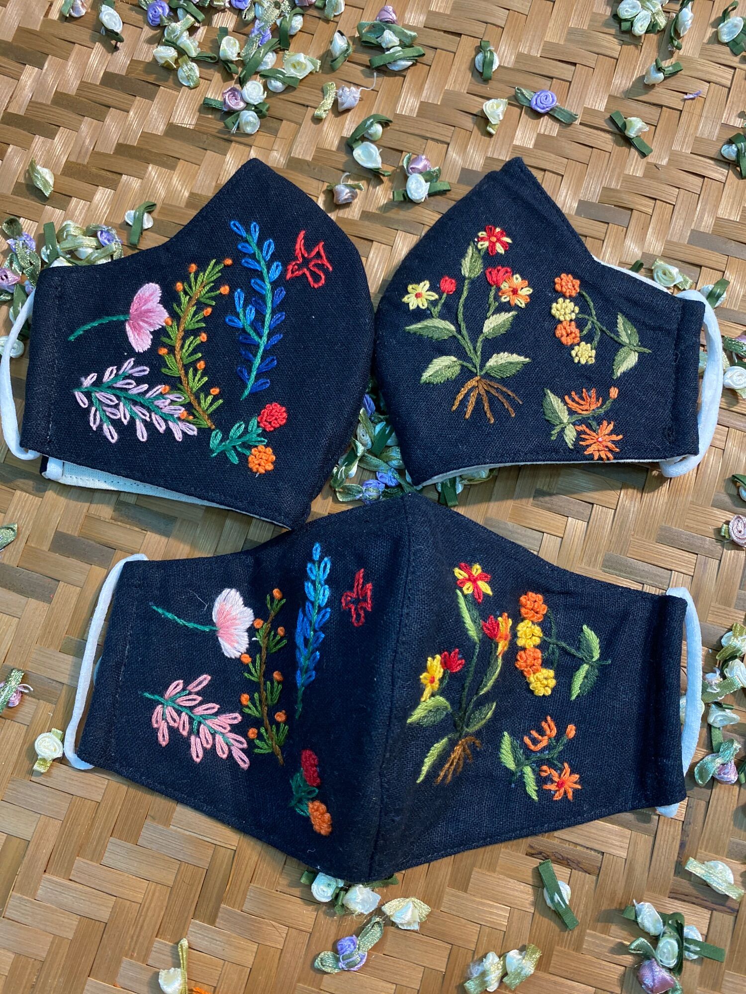 Khẩu trang thêu tay vải linen