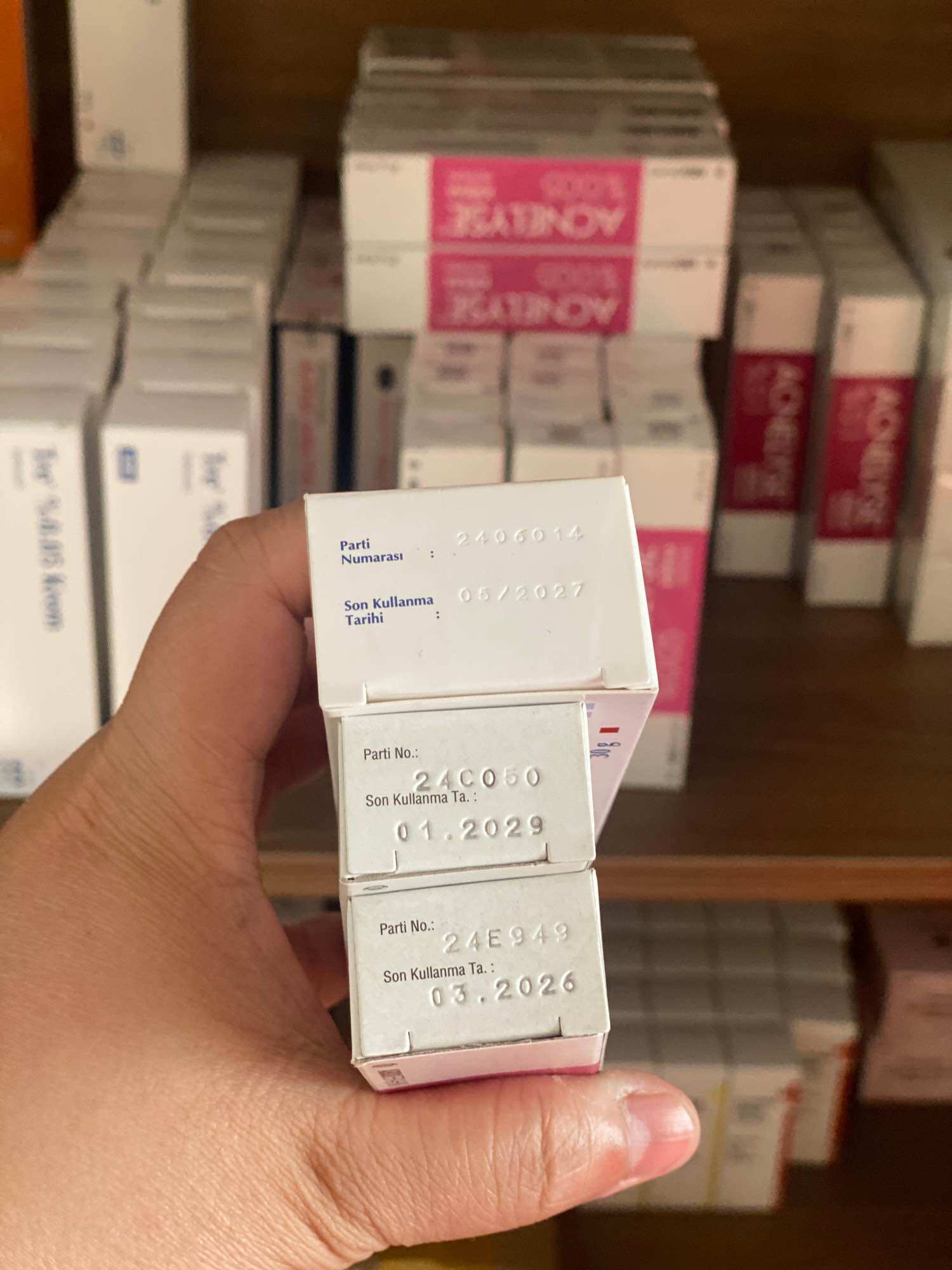 Kem mụn Acnes.