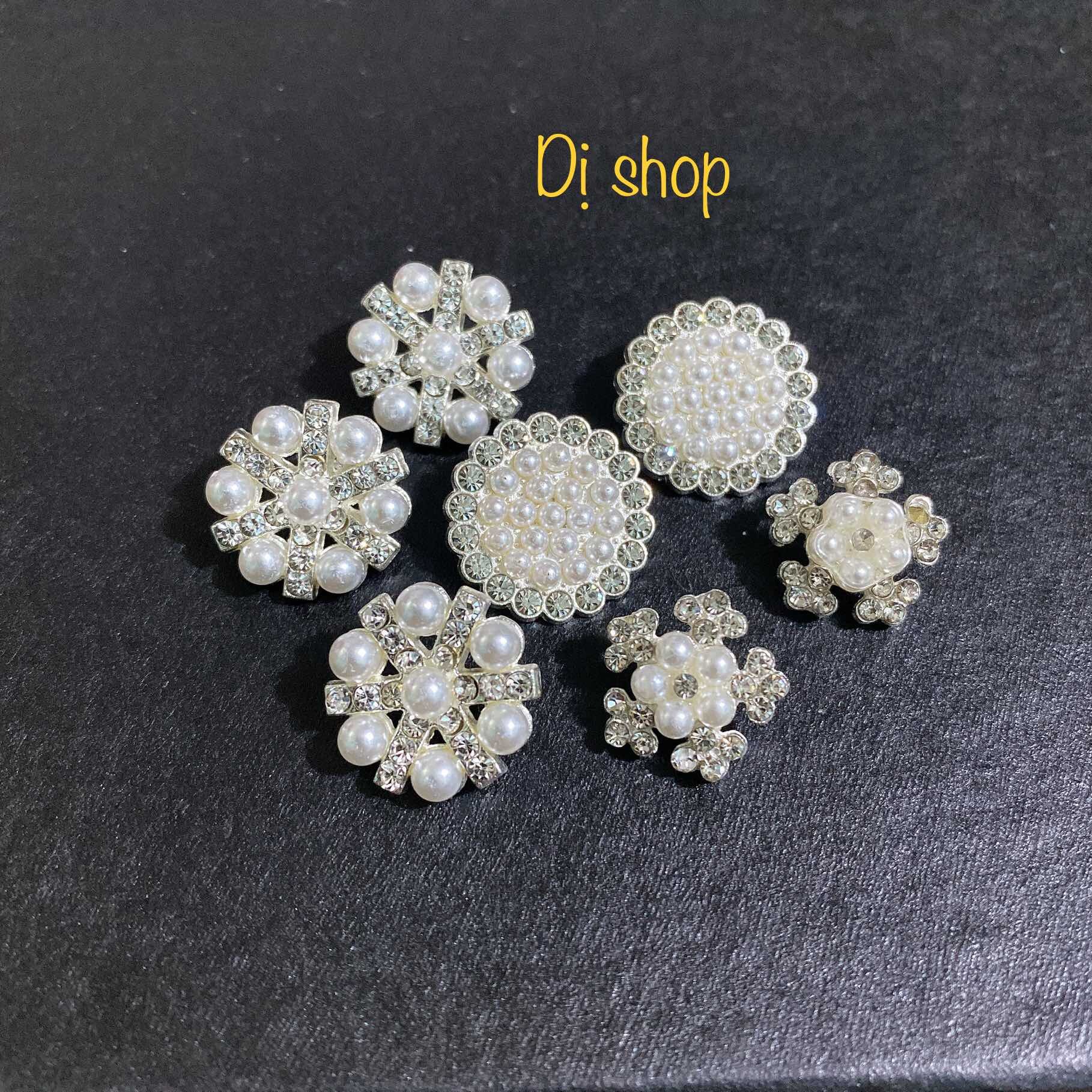 1 nút kim loại đính đá size 1.5cm có đế khâu