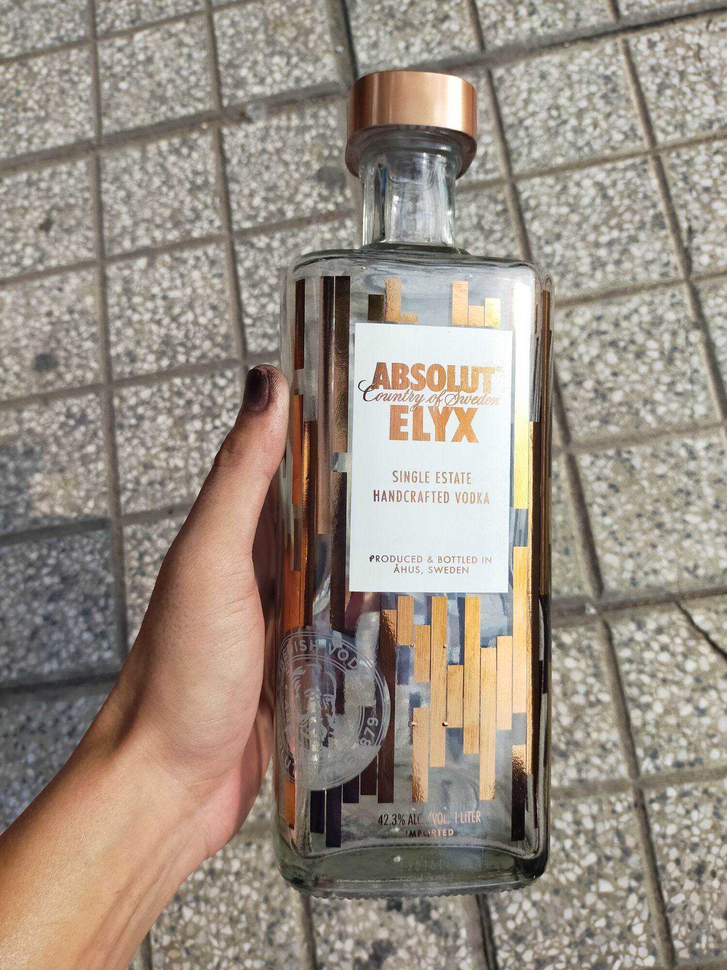 Vỏ chai ruợu ngoại absolut elyx thuỵ điển thủy tinh cao cấp cực đẹp.chai rỗng không có chất lỏng bên trong.