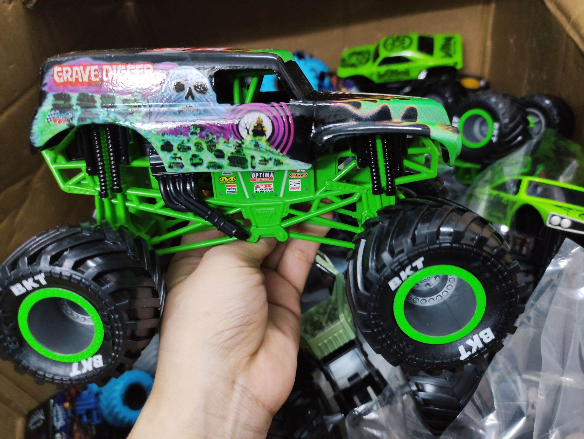 Xe Monster Jam Slave Digger màu xanh đậm 1:24
