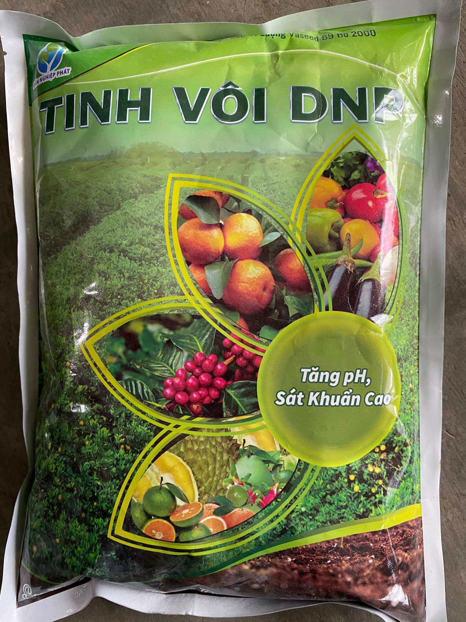 Tinh vôi loại tốt, hàm lượng tinh vôi cao giúp hạ phèn, nâng pH đất, cải tạo đất tơi xốp, phòng trừ rong rêu trên cây trồng, cải tạo keo đất.