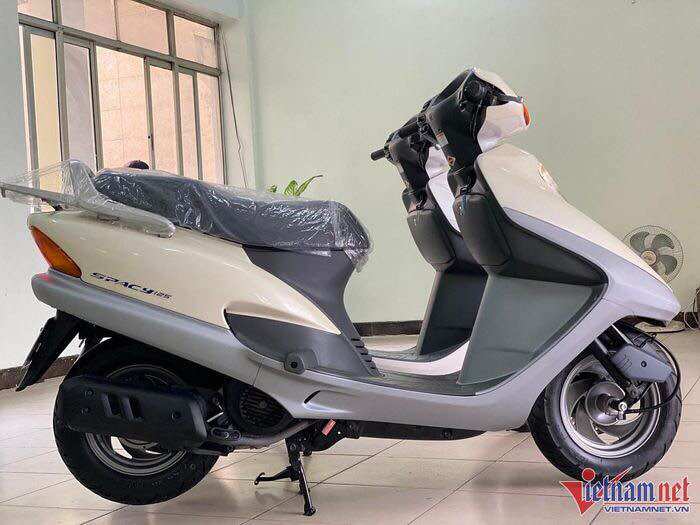Ốp pô xe Spacy (inox) cao cấp (3 chân ốc) đời mới