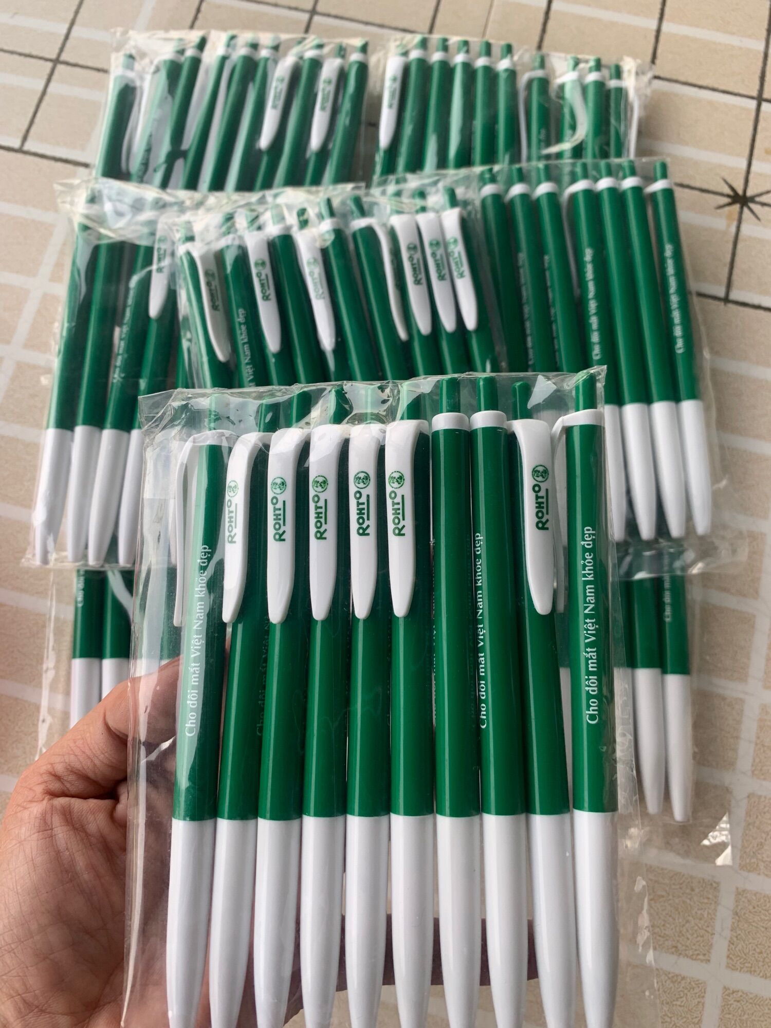 Bút bi ROHTO mực xanh 20 cây