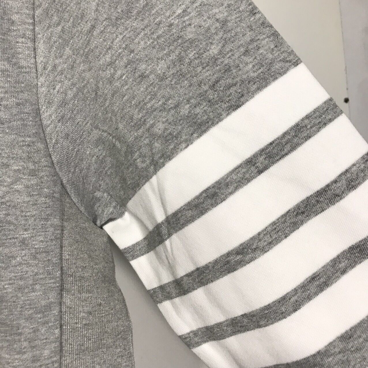 Sweater Thom Browné 4-Bar Xám