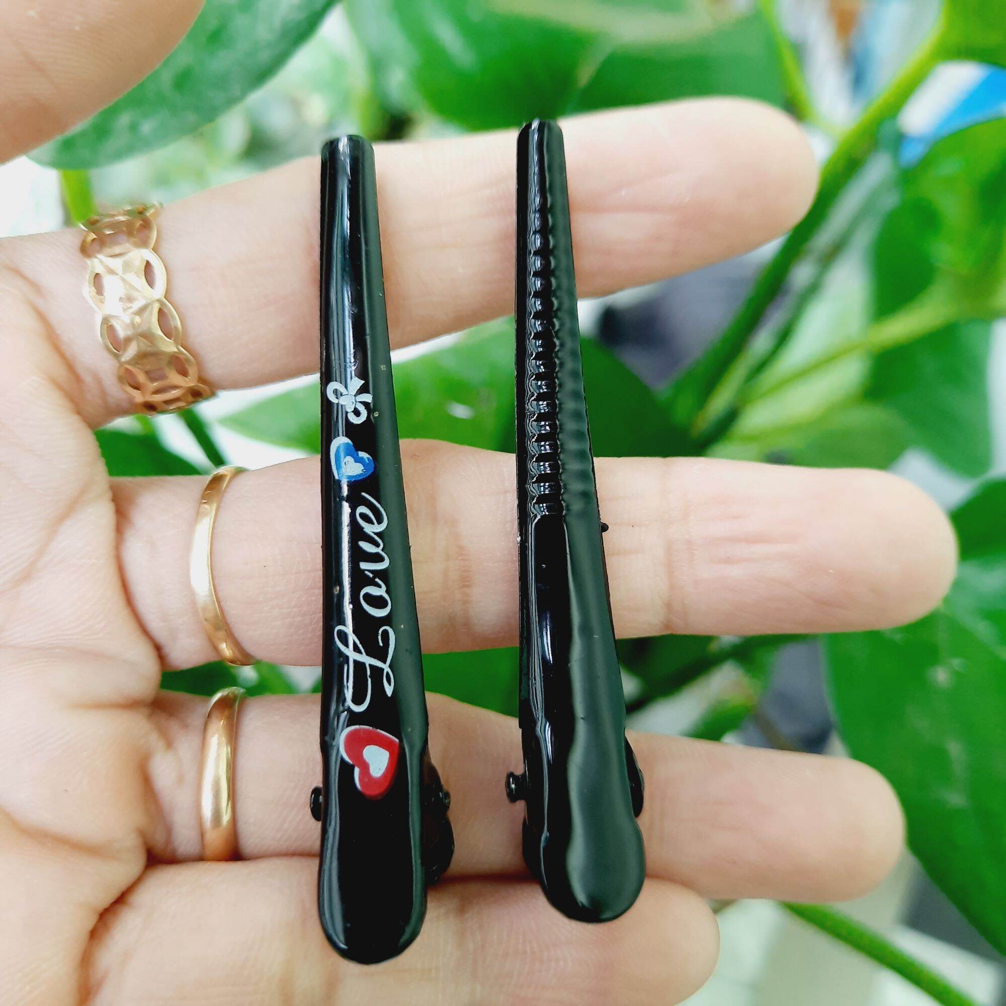 Một cặp kẹp tóc mỏ vịt kim loại love
