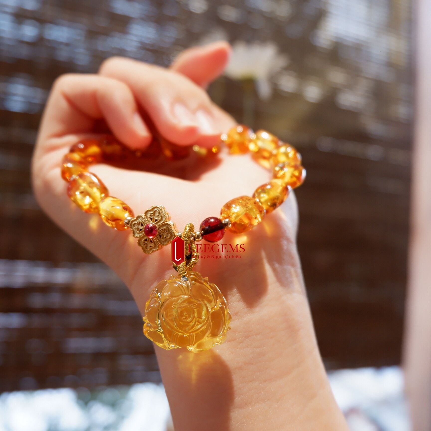 Vòng tay hổ phách cánh hoa tự nhiên kết charm cực sang và độc đáo dành cho nữ