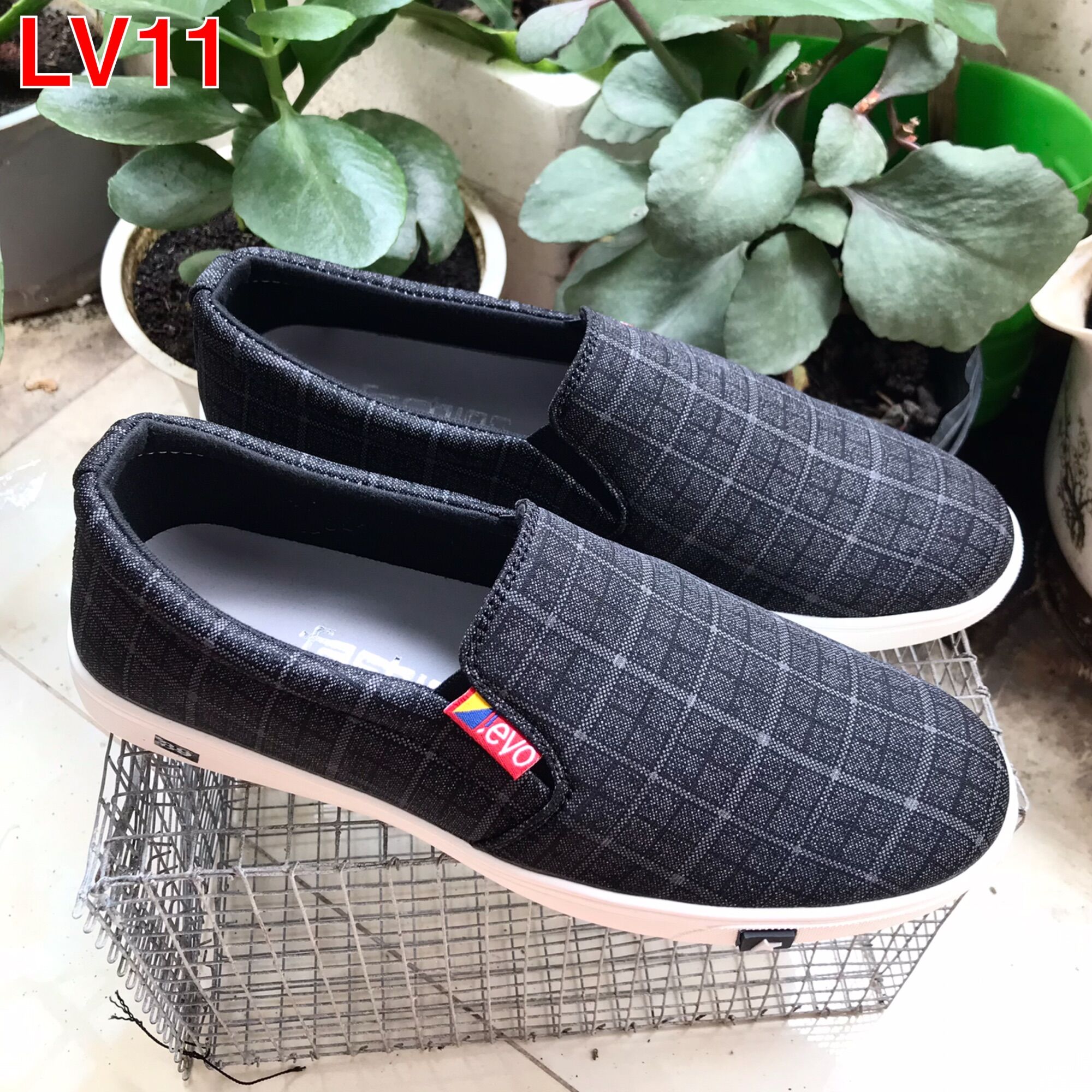 Giày lười vãi nam mẫu mới, phom đẹp, họa tiết kẻ sọc, đế cao su mềm mang rất êm chân, mã LV11