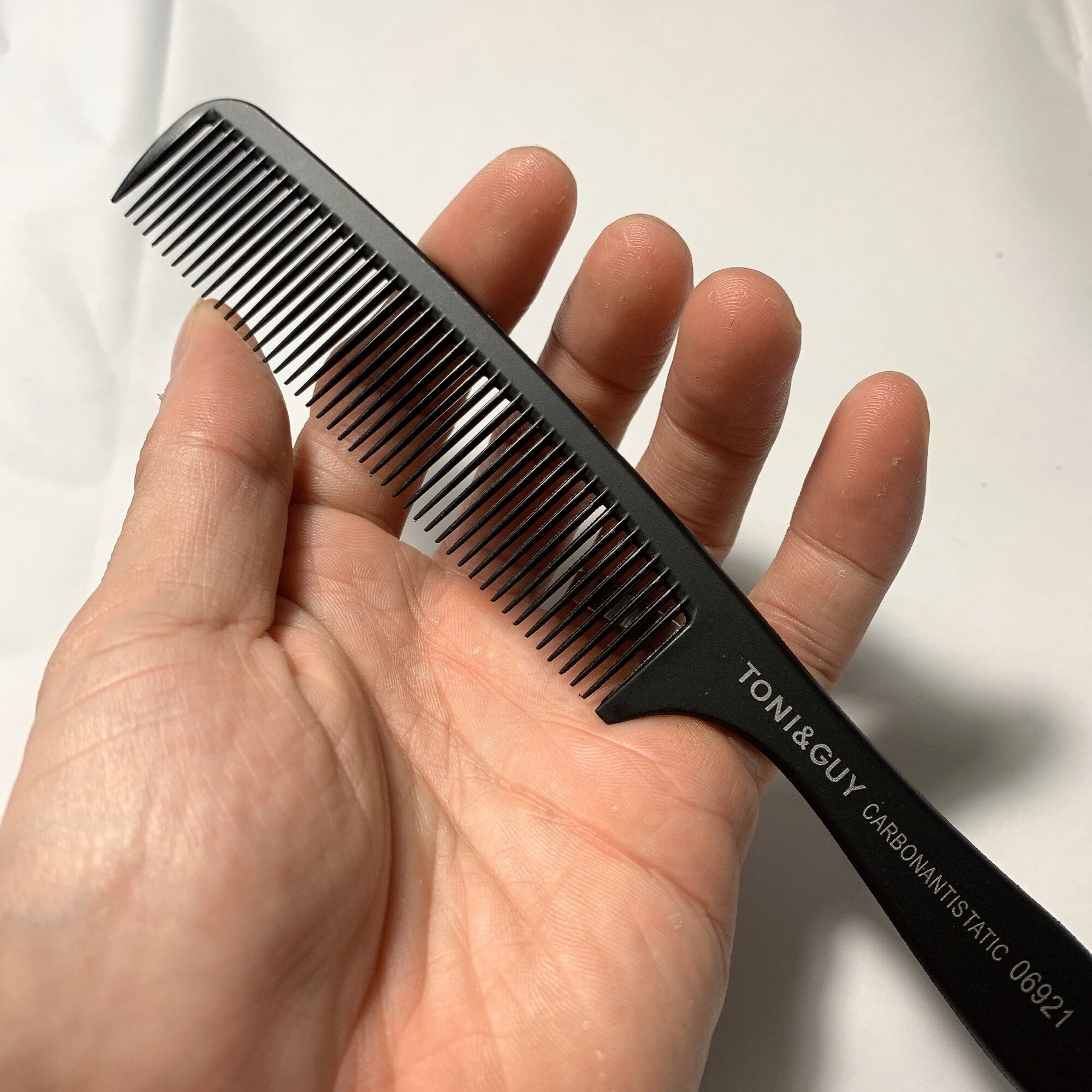Lược cắt tóc nhựa carbon Toni Guy 06921 - HS06921
