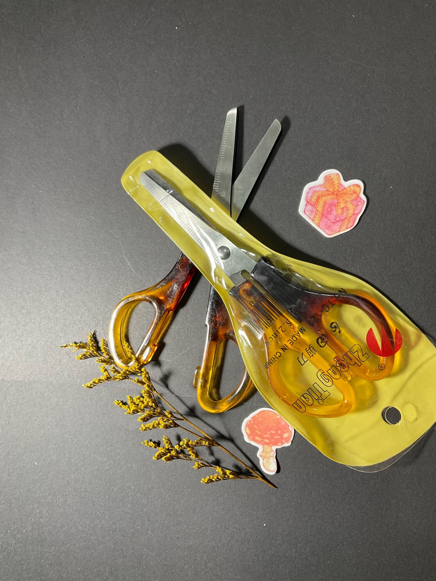 Kéo nhỏ cắt sticker