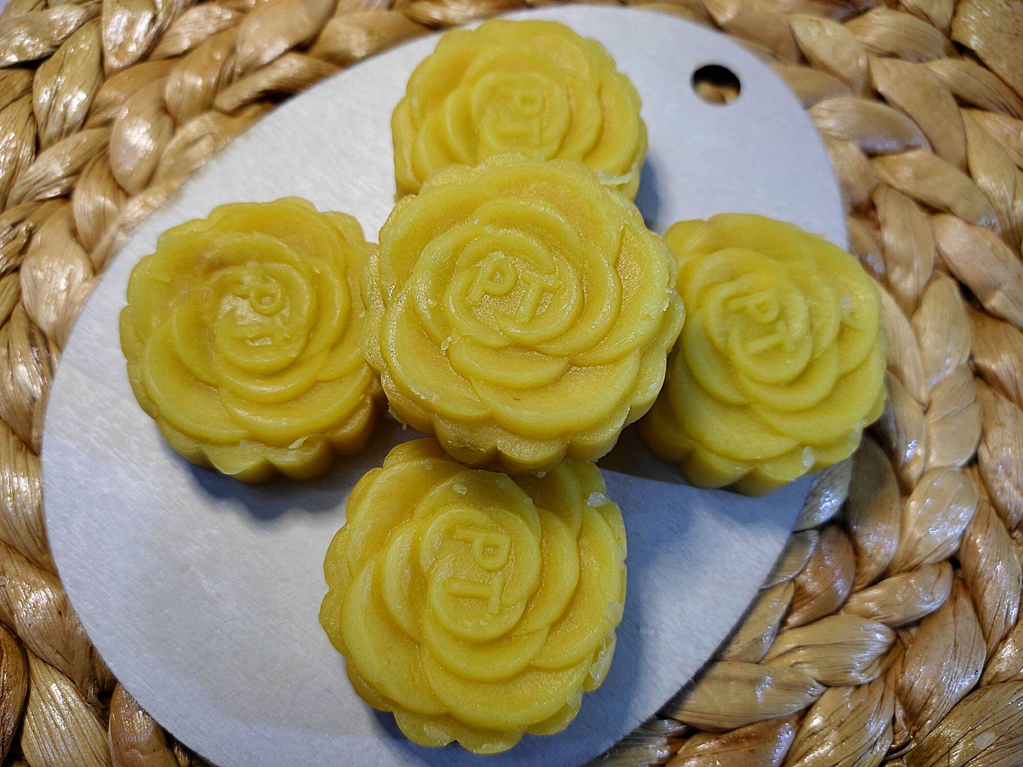Combo 4 hộp bánh đậu xanh 4 vị (nhân dừa,  dứa,  sầu riêng, môn)