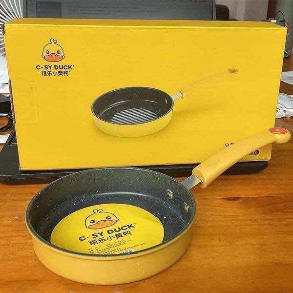 Chảo Chống Dính Cao Cấp 20cm Hình Vịt Vàng Dễ Thương Tay Cầm Nhựa Chống Nóng Có Lổ Treo Tường,Tiện Dụng.